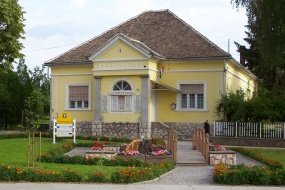 Kaposszekcső Polgármesteri Hivatal (Előtte park és szökőküt található) - a Családi Vendégház ajánlásával