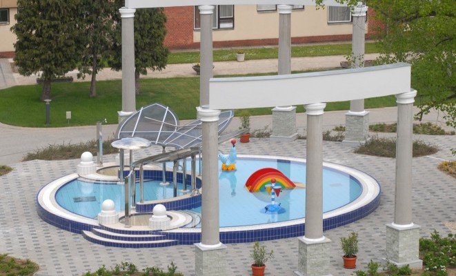 Fedett uszoda - külső kép - a Hotel Claudius ajánlásával