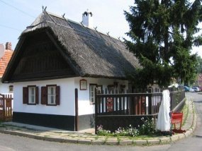 Bútorfestő és kiállítása - a Hajnal Hotel ajánlásával