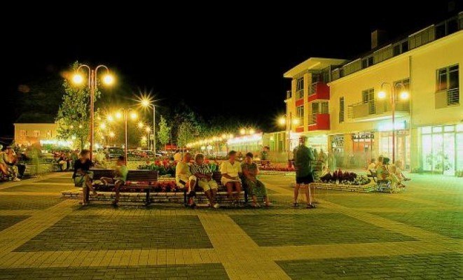 Sétáló utca este - a Hotel Rudolf ajánlásával