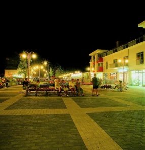 Sétáló utca este - a Hotel Rudolf ajánlásával