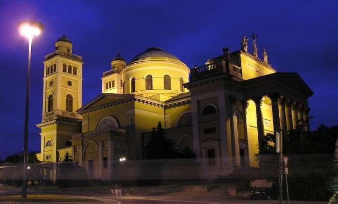 Eger - Bazilika - éjszakai látkép - a Hotel Villa Völgy ajánlásával