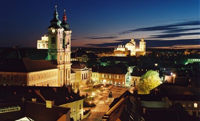 Eger - Dobó tér éjszakai látkép - a Hotel Villa Völgy ajánlásával