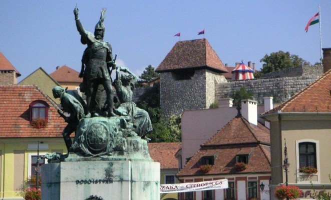Eger - Dobó István szobra - a Hotel Villa Völgy ajánlásával