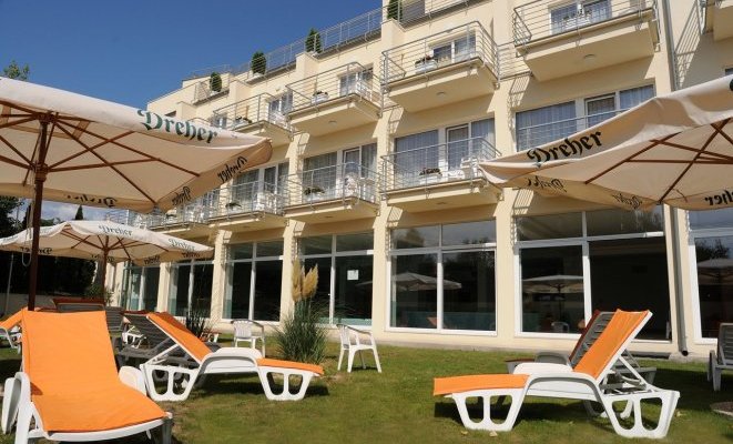 Két Korona Hotel Balatonszárszó