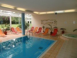 Zs�ry Hotel Fit, Mez�k�vesd - Medence lefedve