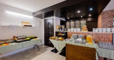  - Vakcis knyeztets teljes elltssal a Next tteremben