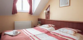 Bogl�rka Panzi�-�tterem - K�t �nnep k�z�tt