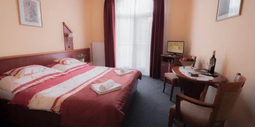 Bogl�rka Panzi�-�tterem Mez�k�vesd