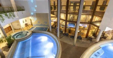 Colosseum Wellness Hotel - Nyugd�jas kedvezm�nyes �r f�lpanzi�val