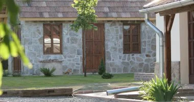 M�jus 1. (min. 3 �j)