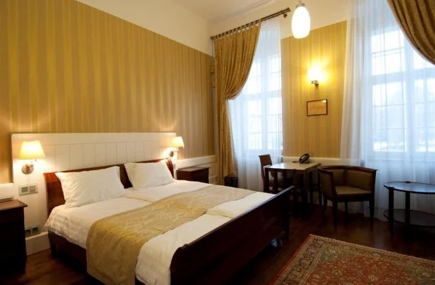 Erzs�bet Nagy Sz�lloda Paks