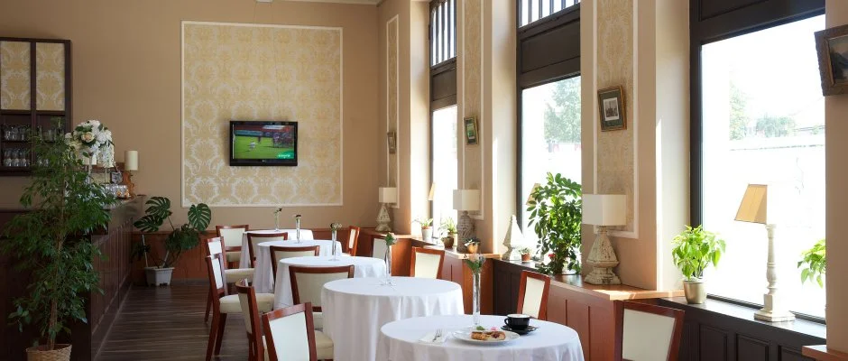 Erzsbet Kirlyn Szlloda Gdll