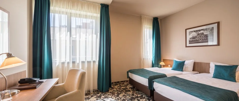 Erzsbet Kirlyn Szlloda Gdll