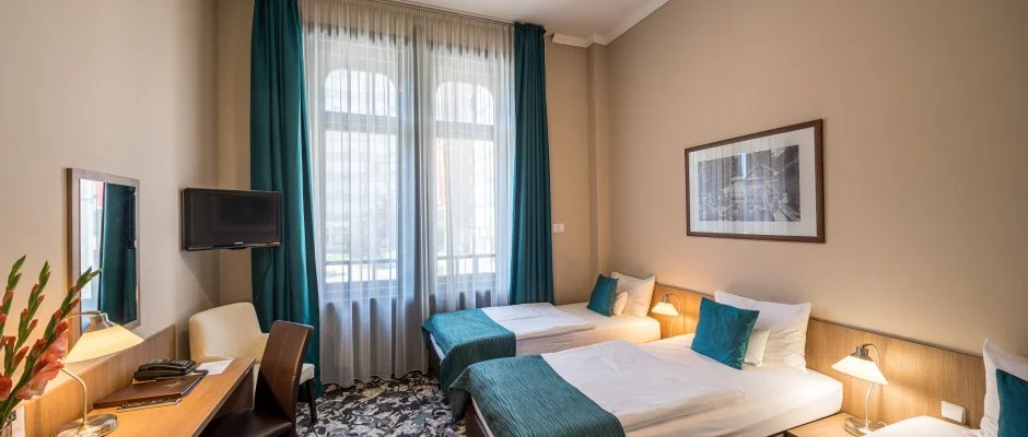 Erzsbet Kirlyn Szlloda Gdll