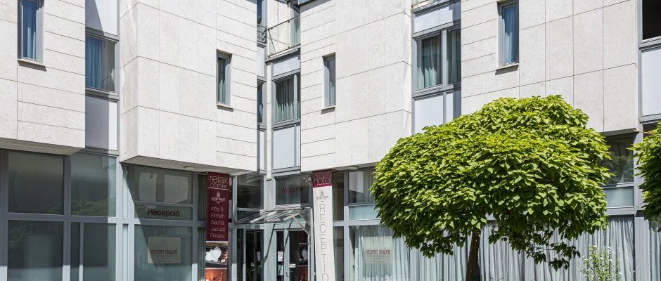 Erzsbet Kirlyn Szlloda Gdll