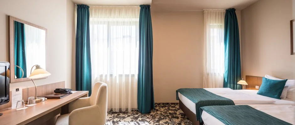 Erzsbet Kirlyn Szlloda Gdll