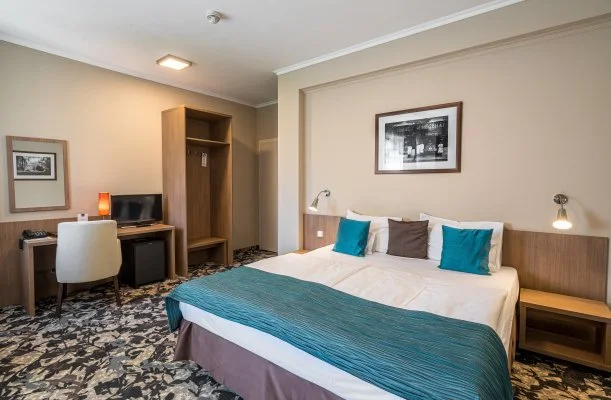 Erzsbet Kirlyn Szlloda Gdll