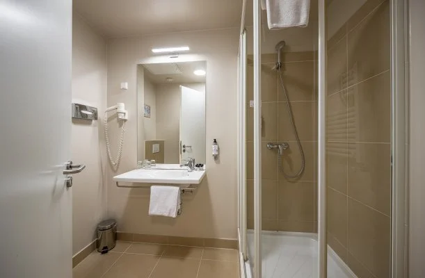 Erzsbet Kirlyn Szlloda Gdll