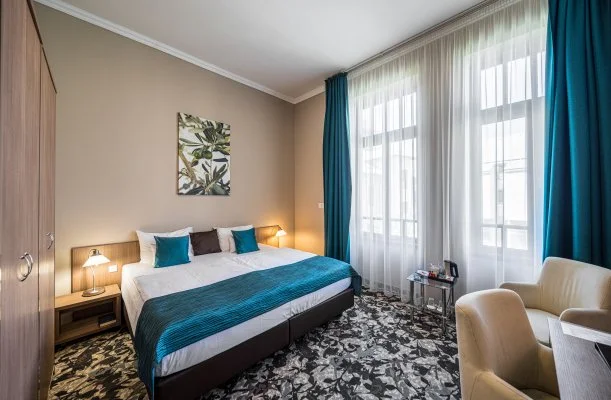 Erzsbet Kirlyn Szlloda Gdll