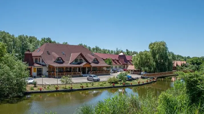 Fzfa Hotel s Pihenpark Poroszl