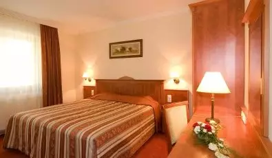 Gerby Kria Hotel s Lovasudvar Lajosmizse