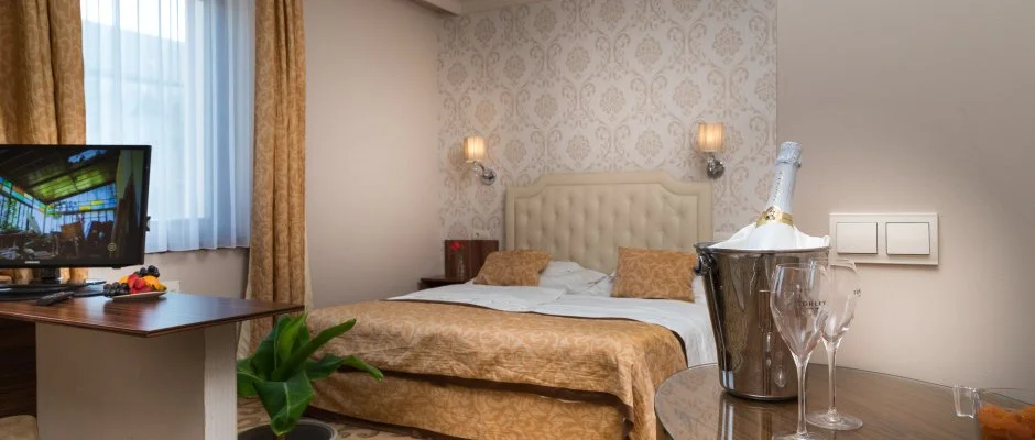 Golden Ball Club Hotel Gyr