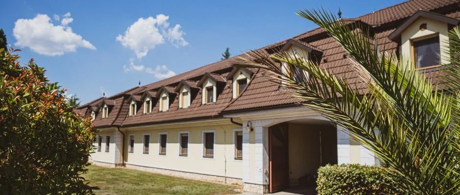 Htkti Wellness Hotel & Lovaspark Mr