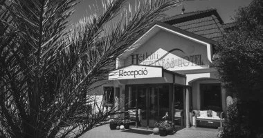 Két ünnep között