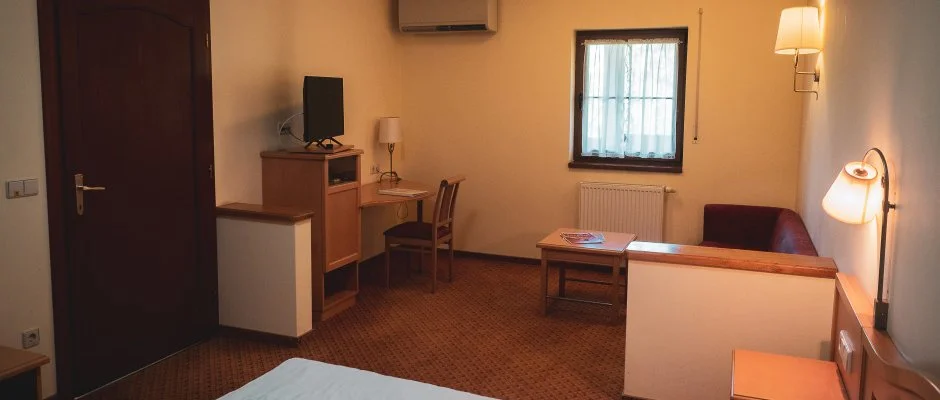 Htkti Wellness Hotel & Lovaspark Mr