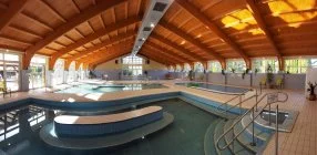 Hajnal Hotel - Senior Sz�ll�svad�szat Mez�k�vesden