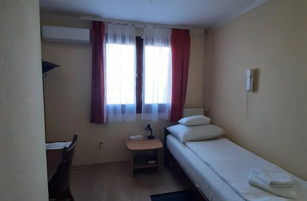 Hajnal Hotel Mez�k�vesd