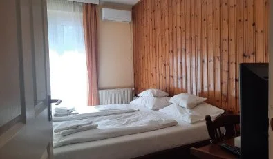 Hajnal Hotel Mez�k�vesd