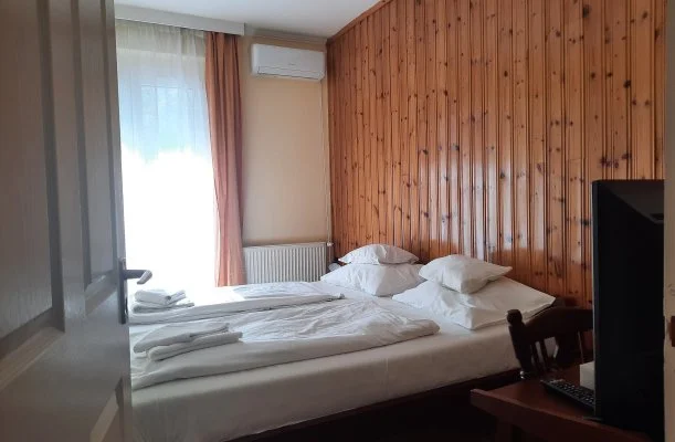 Hajnal Hotel Mez�k�vesd