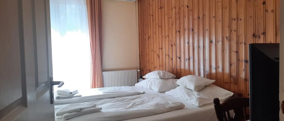 Hajnal Hotel Mez�k�vesd