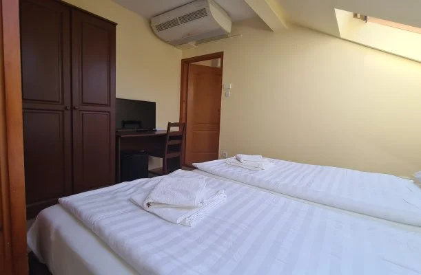 Hajnal Hotel Mez�k�vesd