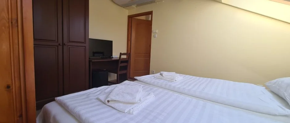 Hajnal Hotel Mez�k�vesd