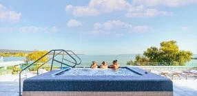 Hotel Helikon - Ikonikus felt�lt�d�s a Helikonban