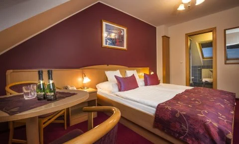 Hotel Kálvária Győr - Május 1. 