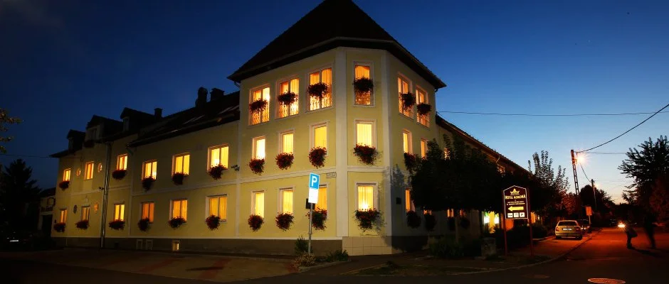 Hotel Korona Wellness, Rendezvny & Borhotel Eger