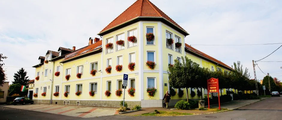 Hotel Korona Wellness, Rendezvny & Borhotel Eger