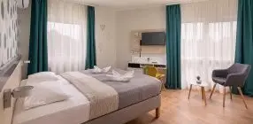 Krist�ly Hotel - Tavaszi Meg�jul�s a Balatonn�l