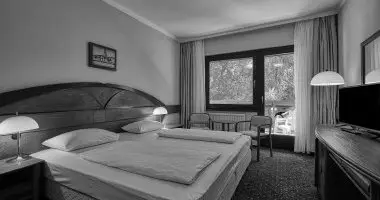 Napi �r f�lpanzi�s ell�t�ssal (1 �jszaka)