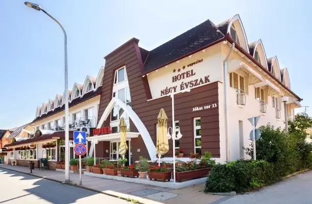 Hotel Ngy vszak Hajdszoboszl