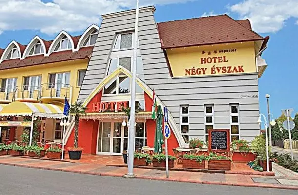 Hotel Ngy vszak Hajdszoboszl