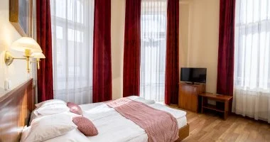 Napi �rak reggelis ell�t�ssal (1 �jt�l)