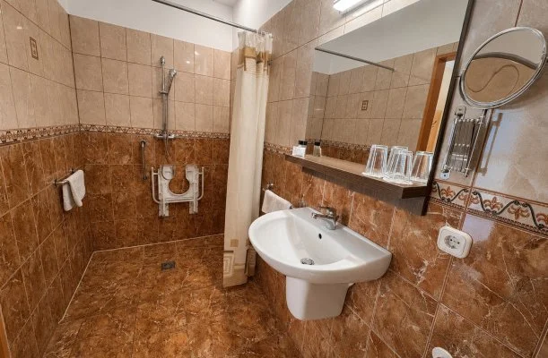 Hotel Vikt�ria S�rv�r