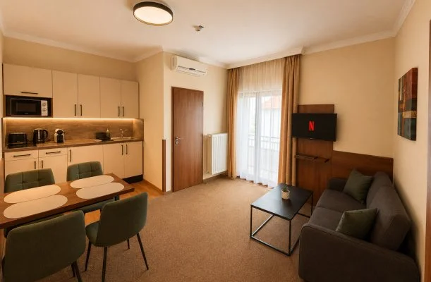 Hotel Vikt�ria S�rv�r