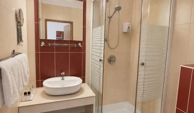 Hotel Vikt�ria S�rv�r