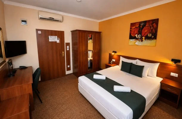 Hotel Vikt�ria S�rv�r